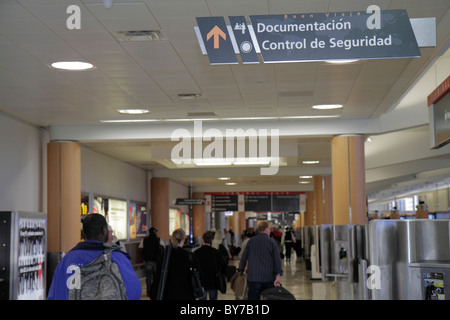 Atlanta Georgia, Hartsfield Jackson Atlanta International Airport, Luftfahrt, Schild, Logo, spanische Sprache, zweisprachig, TSA-Sicherheitskontrolle, Richtung, Pfeil Stockfoto