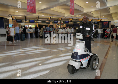 Atlanta Georgia, Hartsfield Jackson Atlanta International Airport, Luftfahrt, Delta Airlines, Check-in mit Selbstbedienung, schwarzer Mann, Mann, Polizei, Polizist, Gesetz Stockfoto