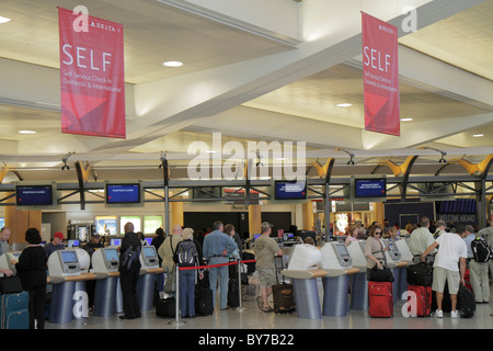 Atlanta Georgia, Hartsfield Jackson Atlanta International Airport, Luftfahrt, Delta Airlines, Check-in mit Selbstbedienung, Kiosk, Mann Männer männlich, Frau weiblich, p Stockfoto