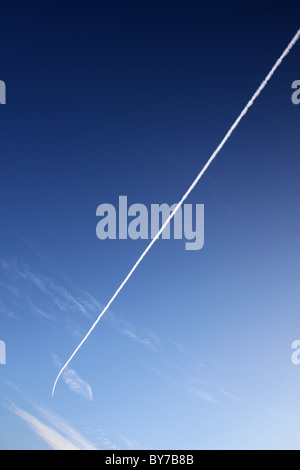 Kondensstreifen oder Dampfpfade sind Kondensstreifen und künstliche Zirruswolken, blauer Himmel über Lincolnshire, mehrere Wanderwege. Stockfoto
