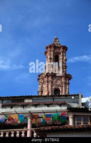 Turm, Kirche Santa Prisca, Taxco, koloniale Stadt bekannt für seine silberne Märkte, Bundesstaat Guerrero, Mexiko, Nordamerika Stockfoto