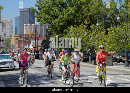 Atlanta Georgia, Auburn Avenue, Fahrrad, Radfahren, Reiten, Radfahren, Fahrer, Gruppenfahrt, Radfahrer, Sport, Fitness, Erholung, Helm, Sicherheit, Mann Männer, Frau fe Stockfoto