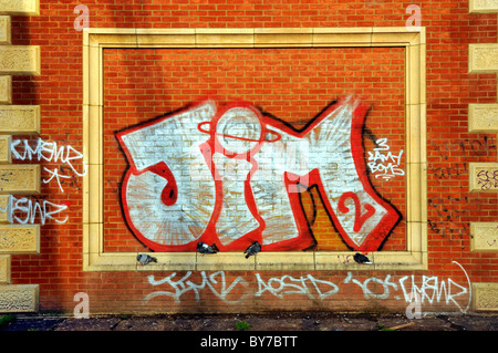 Graffiti auf Mauerwerk mit dem Wort "Jim" in Silberfarbe Stockfoto