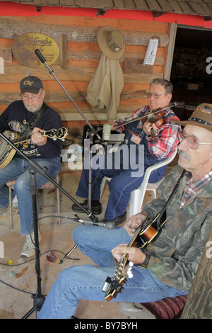 Georgia Hiawassee, Georgia Mountain Fairgrounds, Herbstfestival, südliches appalachisches Erbe, Folklore, ländlicher Lebensstil, Männer männlich, Senioren zitieren Stockfoto