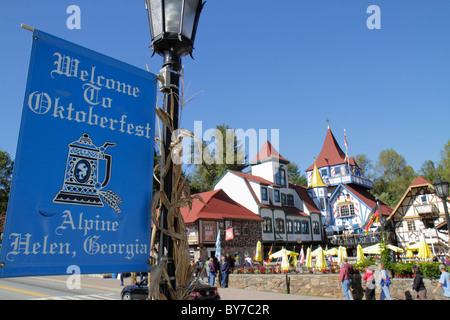 Georgia Helen, Deutsches Alpendorf Thema, Oktoberfest, Oktoberfest, Bayerische Architektur, plaza, Geschäfte, Shopping Shopper Shopper Shop Shops Mark Stockfoto