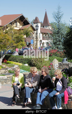 Georgien, Ga, Süden, Helen, Thema: Deutsches Alpendorf, Oktoberfest, Oktoberfest, Volksfest, Bayerische Architektur, plaza, Garten, Frauen, Senioren alt Stockfoto