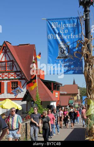 Georgia Helen, Deutsches Alpendorf Thema, Oktoberfest, Oktoberfest, Bayerische Architektur, plaza, Geschäfte, Shopping Shopper Shopper Shop Shops Mark Stockfoto