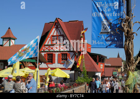 Georgia Helen, Deutsches Alpendorf Thema, Oktoberfest, Oktoberfest, Bayerische Architektur, plaza, Geschäfte, Shopping Shopper Shopper Shop Shops Mark Stockfoto