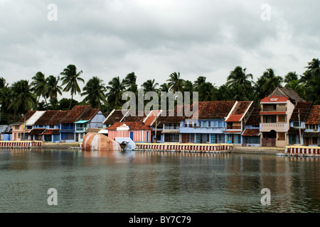 Häuser in der Nähe von Sucheendram Tempel und Tempel-Teich, Sucheendram, Kanyakumari, Tamilnadu, Indien Stockfoto