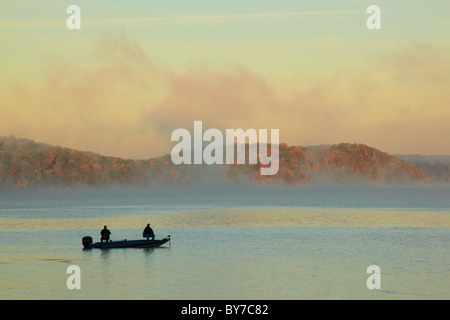 Fischer auf See bei Sonnenaufgang, Lake Guntersville Resort State Park, Guntersville, Alabama, USA Stockfoto