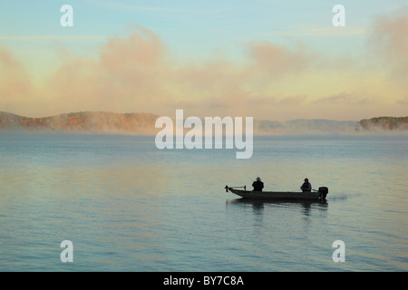 Fischer auf See bei Sonnenaufgang, Lake Guntersville Resort State Park, Guntersville, Alabama, USA Stockfoto