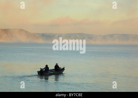 Fischer auf See bei Sonnenaufgang, Lake Guntersville Resort State Park, Guntersville, Alabama, USA Stockfoto