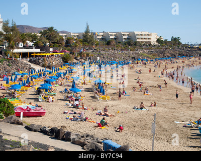 Belebten Strand der Playa Dorada in Playa Blanca Lanzarote an einem heißen Tag Anfang Januar Stockfoto