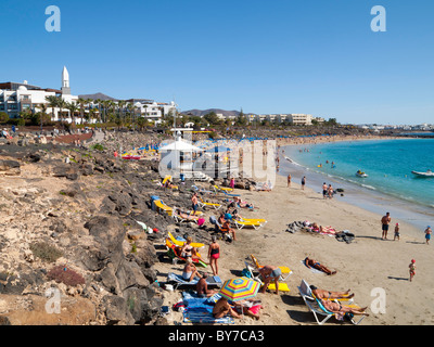 Belebten Strand der Playa Dorada in Playa Blanca Lanzarote an einem heißen Tag Anfang Januar Stockfoto