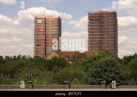 Zwei Wohnblocks bedeckt im Gerüstbau Stockfoto