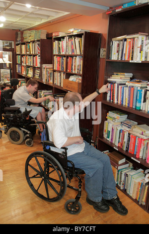 Georgia Gainesville, Main Street Market Building, Next Chapter Book Store, Buchhandlung, Buchhändler, gebrautes Buch, Bücher, Regale, Männer männlich, Handi mit Behinderungen Stockfoto