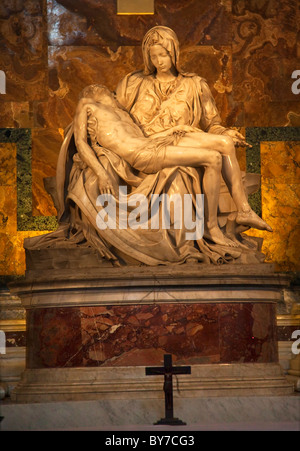 Michelangelos Pietà Skulptur Kreuz Kruzifix Vatikan in Rom Italien Stockfoto