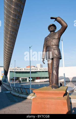 Sir Frank Whittle Statue und Whittle Bogen außerhalb Verkehrsmuseum, Millennium Hotel, Coventry, West Midlands, England, UK Stockfoto