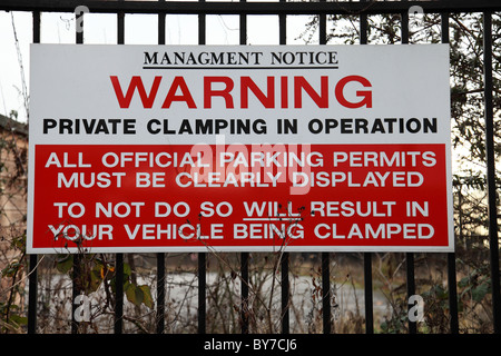 Ein Rad spannen Warnschild auf einem privaten Parkplatz in einer Stadt, U.K. Stockfoto