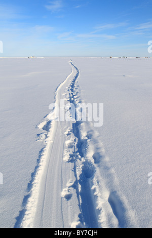 Eine Spur führt zu einige entfernte ice Fischerhäusern in Red Lake im Norden von Minnesota. Stockfoto