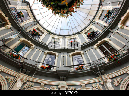 Foto vom Rand des dem Torbogen, der "Çiçek Pasaji" ("Blume-Passage") auf der Istiklal Caddesi ("Caddesi"), Beyoglu, Istanbul Stockfoto