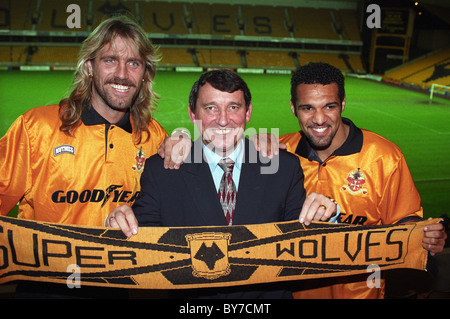 Wolverhampton Wanderers Football Club Manager Graham Taylor mit Neuverpflichtungen John de Wolf und Don Goodman. 12.05.94 Stockfoto