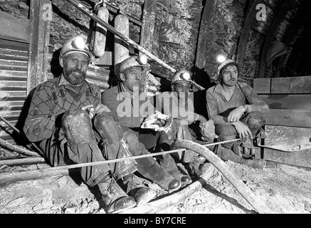 Kohlebergarbeiter essen unter der Erde in Granville Colliery Telford Shropshire England Großbritannien 1970s Bergarbeiter Großbritannien BILD von DAVID BAGNALL Kohlebergarbeiter uk Kohlebergarbeiter Stockfoto