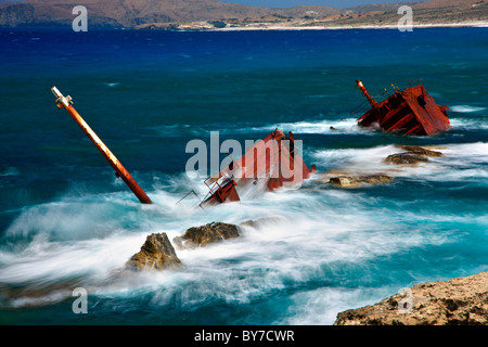 Ein Schiffswrack in der Nähe von Sarakiniko Strand, Insel Milos, Kykladen, Griechenland Stockfoto