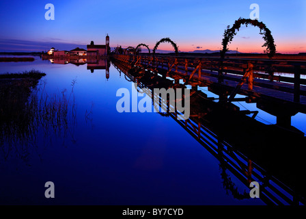 Porto Lagos, Griechenland. Die Brücke verbindet St.-Nikolaus-Kloster mit dem Festland von Thrakien Stockfoto