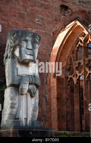 "Ecce Homo", Statue von Jacob Epstein in der alten Ruinen Coventry Kathedrale COVENTRY Warwickshire UK Stockfoto