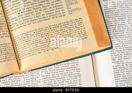 Das neue Testament eröffnet an der bekannten Stelle des Johannes 03:16 in Griechisch und Englisch Stockfoto