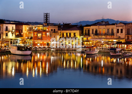 Der venezianische Hafen von Rethymno Altstadt rund um die "blaue" Stunde. Insel Kreta, Griechenland. Stockfoto