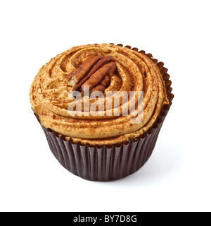 lecker aussehende Pecan und Karamell Muffin isoliert auf weiss. Stockfoto