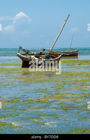 Vasco da Gama in Malindi, Kenia mit Boote verankert und lehnt sich im seichten Wasser am Strand zeigen Stockfoto