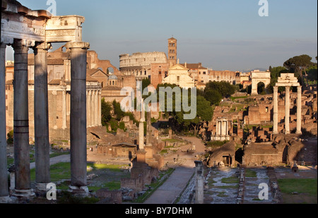 Forum Übersicht Main Road, Tempel des Saturn, Tempel des Castor und Pollux, Kolosseum Titus Arch Rom Italien Stockfoto