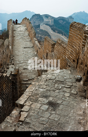 Asien, China, Hebei, Luanping County, Chengde. Paar Wanderungen auf unrestaurierten Abschnitt der chinesischen Mauer bei Jinshanling. Stockfoto