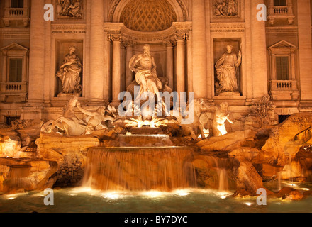 Trevi-Brunnen, Fontana de Trevi, Close Up, Nacht Neptun Statuen, Rom Italien Stockfoto