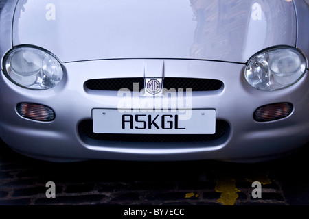 ASKGIL ist eine personalisierte Nummernschild auf der Vorderseite eines britischen Sportwagens MG geparkt in Dundee, Großbritannien Stockfoto