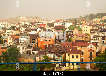 Häuser in Antananarivo (Hauptstadt von Madagaskar) während eines Nachmittags Gewitter. Stockfoto