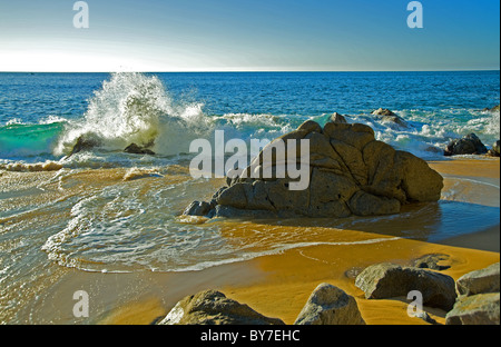 Wellen des Pazifischen Ozeans in der Nähe von Cabo San Lucas rock Felsen Wasser blau gesalzene Sandstrand Stockfoto