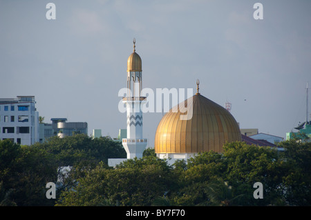 Malediven, Male, Hauptstadt Stadt der Malediven Archipel. Goldhaube & Minarett des islamischen Zentrums. Stockfoto