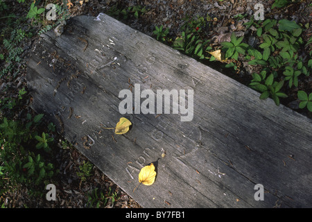 Verfallenden hölzernen Grab Marker auf einen Pioneer Cemetery in Dawson City, Kanada Stockfoto