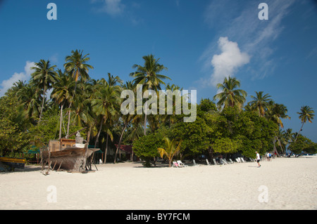 Malediven, Nord Male Atoll. White Sand Beach auf der Insel Kuda Bandos. Stockfoto