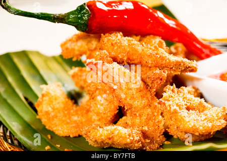 auf Seite dip Frische tiefe gebratenen Buffalo Garnelen mit eine rote Chilischote auf Top und süß-saurer Soße Stockfoto