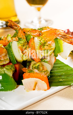 Frische und farbenfrohe gegrillte Garnelen und Gemüse Spieße auf einem Palmblatt, thai-Stil Stockfoto