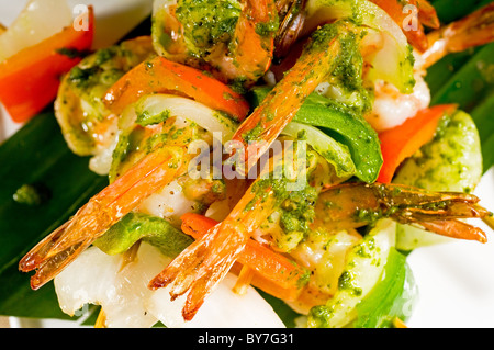 Frische und farbenfrohe gegrillte Garnelen und Gemüse Spieße auf einem Palmblatt, thai-Stil Stockfoto