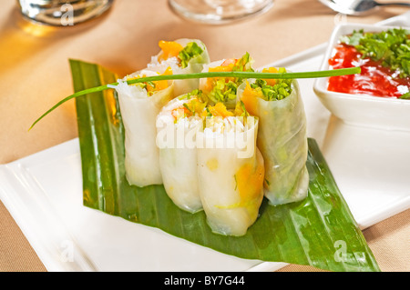 frische typischen vietnamesischen Stil Sommer rollt auf einem Palmblatt Stockfoto