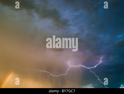 Blitz an einem Abend Sturm mit einem Teil des Regenbogens Stockfoto