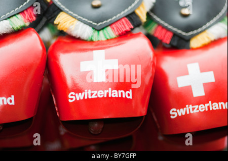 roten Schweizer Kuhglocken in einem Souvenirladen Stockfoto