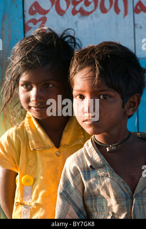 Glückliche junge Inder unteren Kaste Straße Junge und Mädchen bei starker Sonneneinstrahlung. Andhra Pradesh, Indien Stockfoto